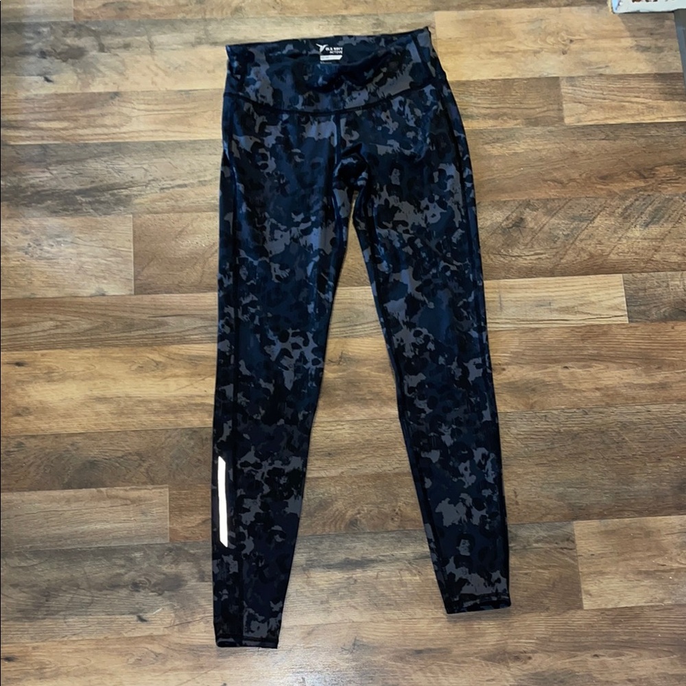 Old Navy Women’s size Small Black and Gray Camouflage Leggings